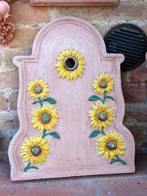 fontana in terracotta decorata
