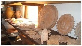 oggetti in terracotta su un tavolo