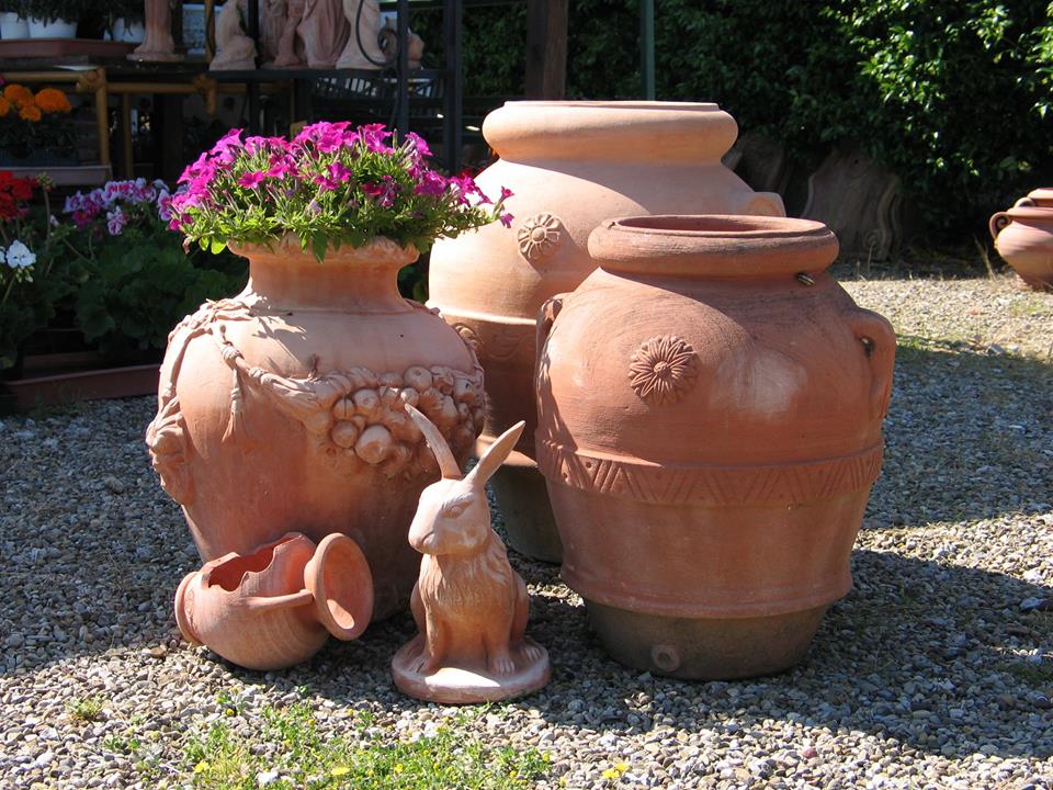 anfore in terracotta con fiori