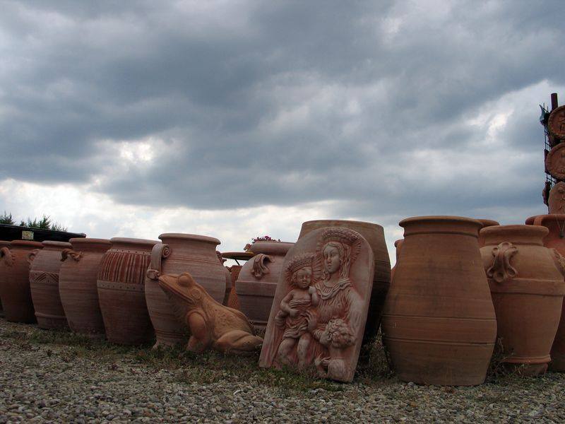 giare in terracotta all'aperto