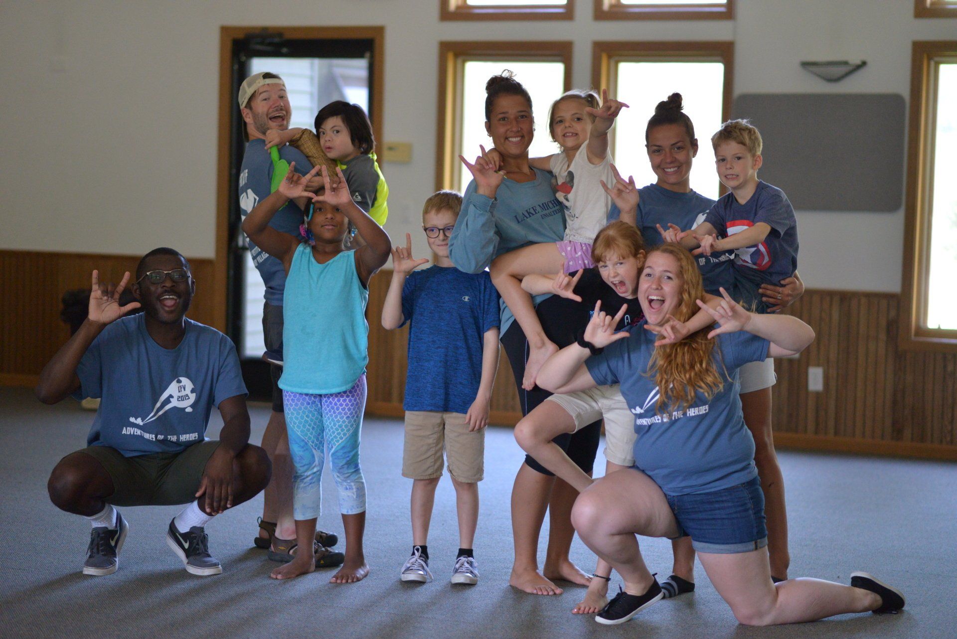 A group of people are posing for a picture in a room.