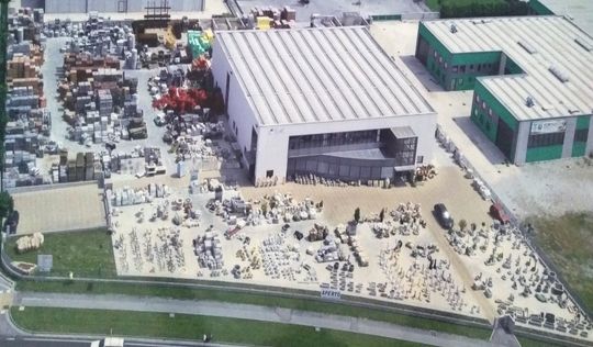 esterno di un magazzino con fontane in pietra