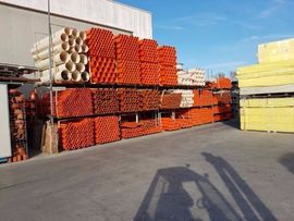 tubi in pvc su scaffali all'aperto