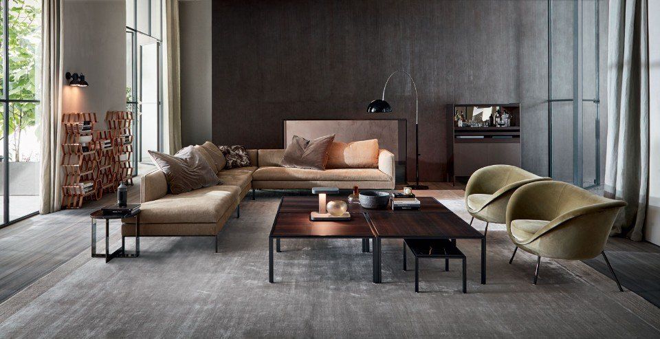 salotto con divano angolare beige e piantana nera