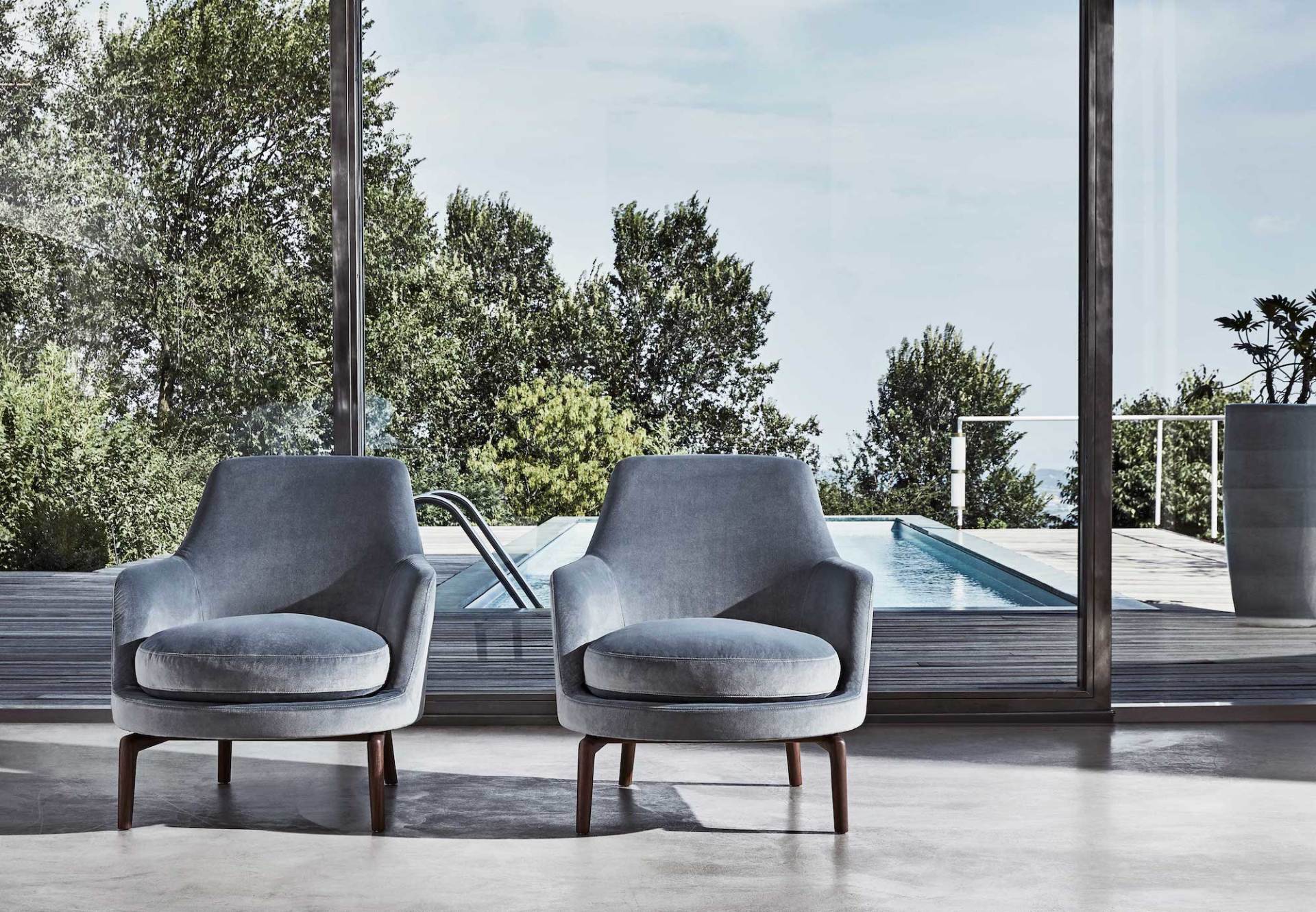 coppia di poltroncine grigio chiaro