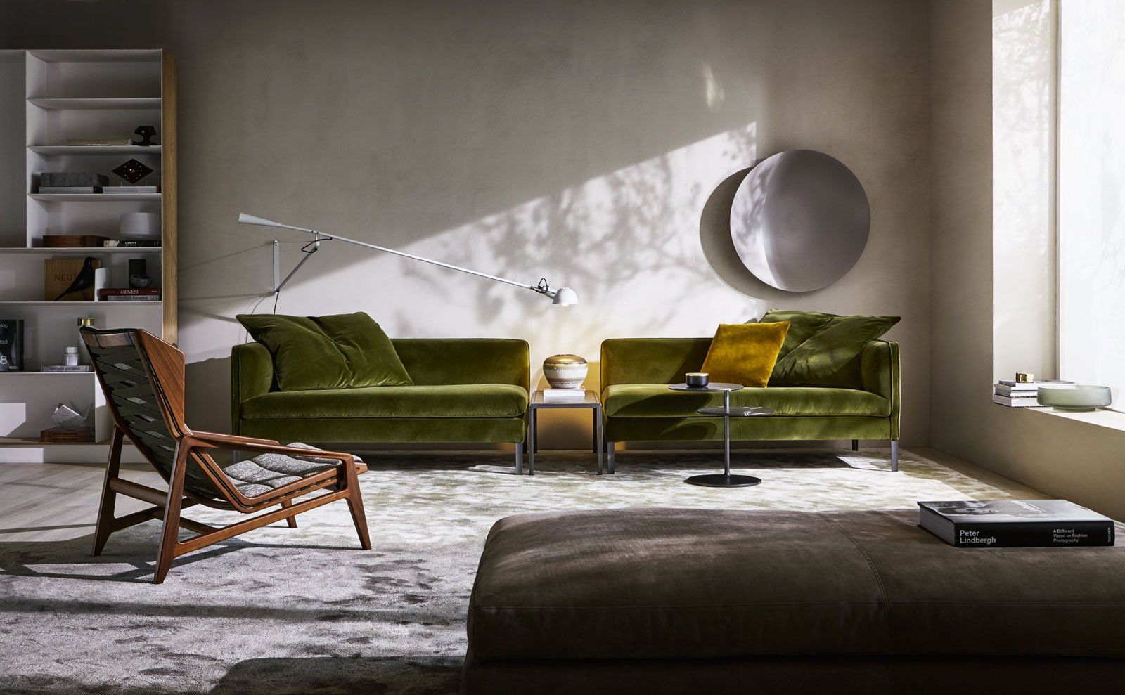 salotto con divano modulare verde in velluto