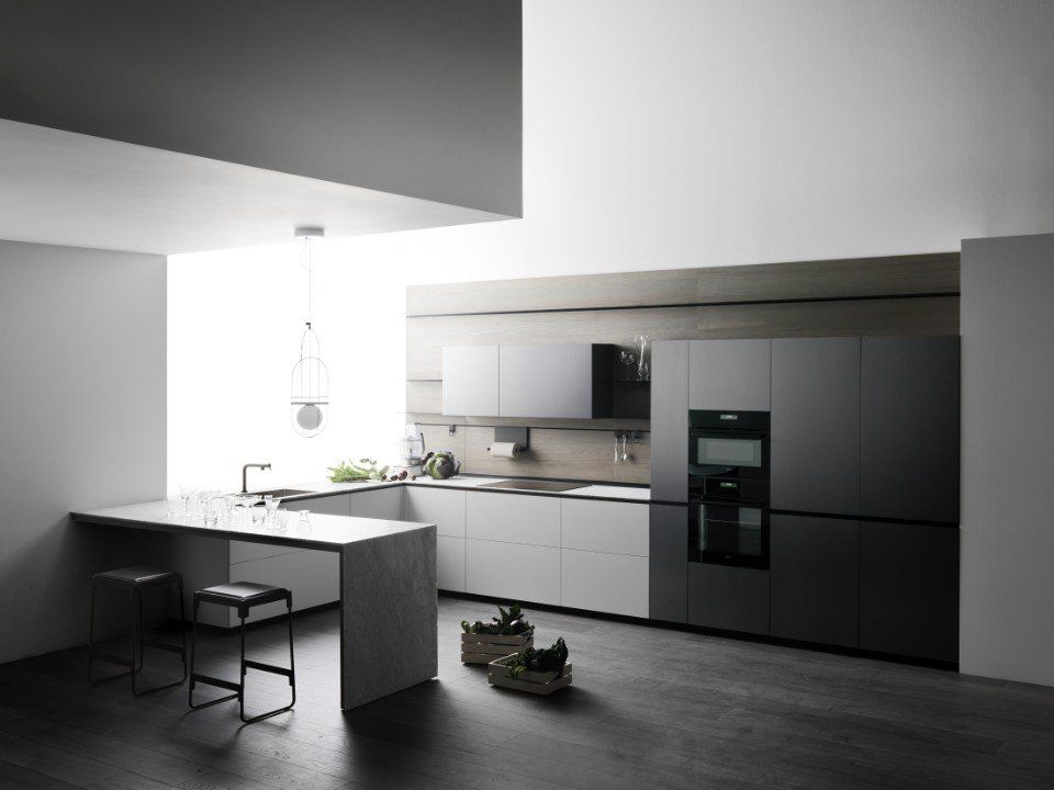 cucina moderna con elettrodomestici di ultima generazione
