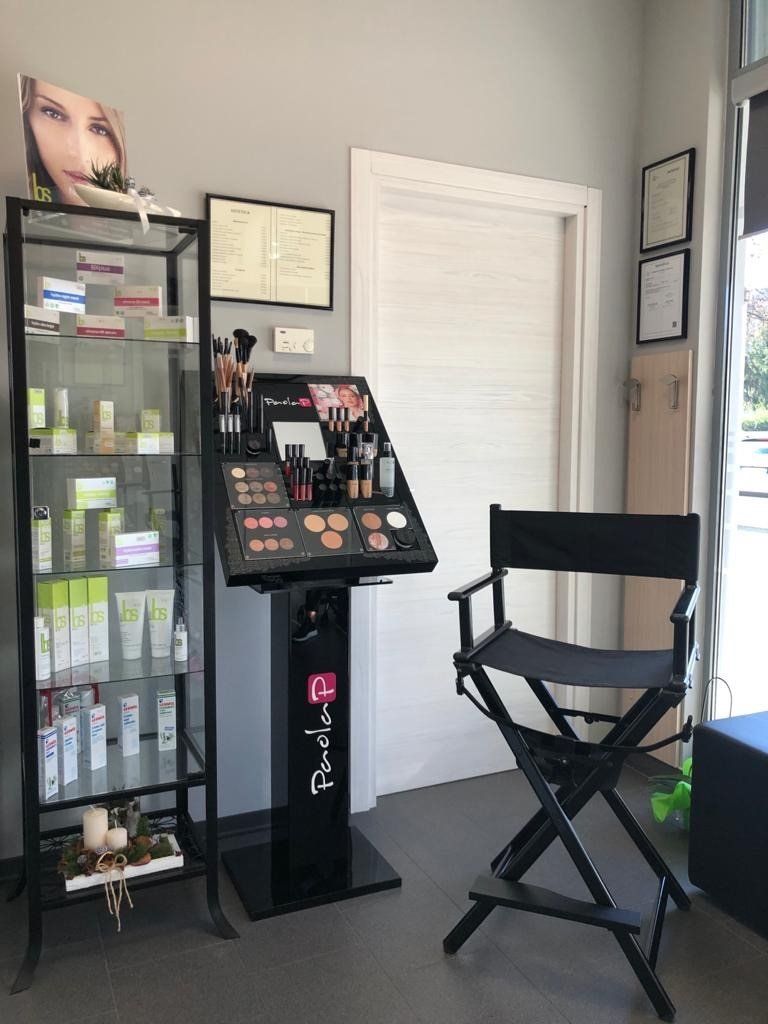 linee di cosmetici in un centro estetico