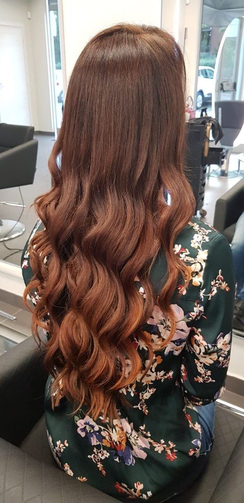 capelli lunghi castani con piega mossa