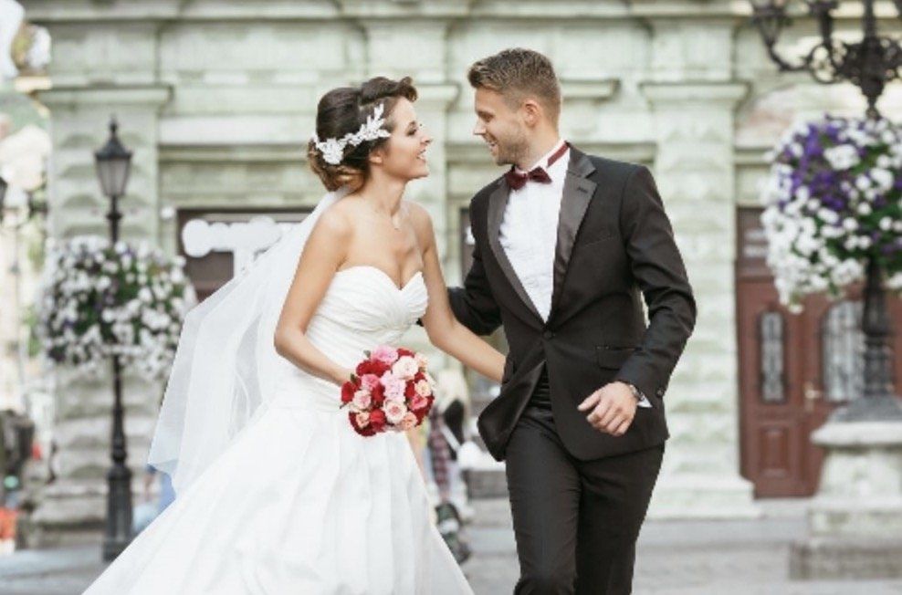Brautkleid und Hochzeitsanzug