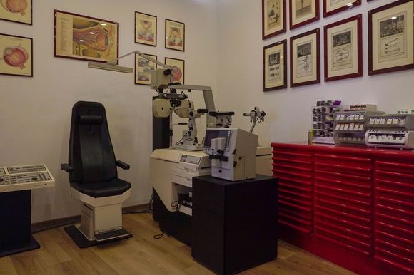 vetrina di un negozio di ottica