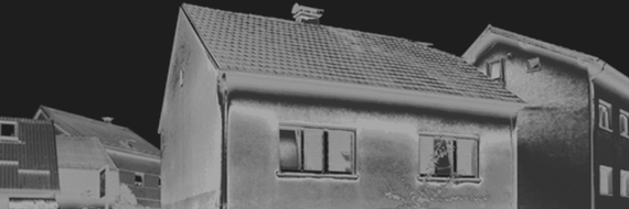 Ein Schwarzweißfoto eines Hauses bei Nacht.