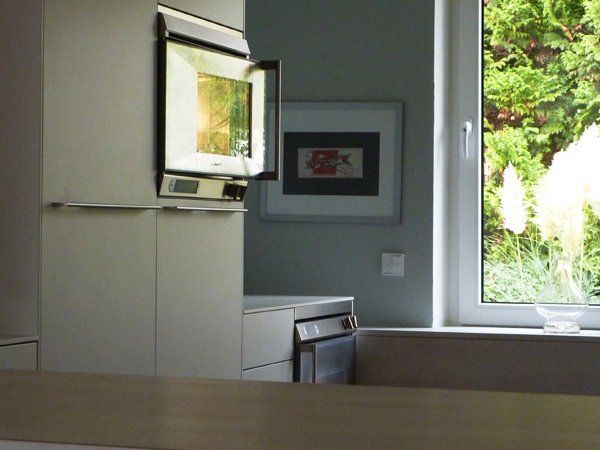 Eine Küche mit Mikrowelle und einem Bild an der Wand