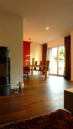 Ein Wohnzimmer mit Hartholzböden und Kamin