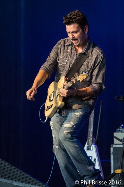 Mike Zito jouant la guitar