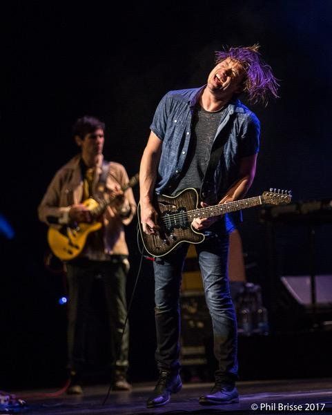 Jonny Lang jouant la guitar