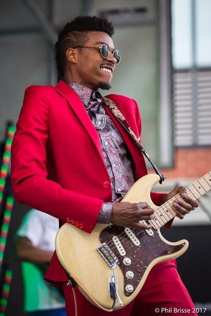 Jamiah Rogers jouant la guitar
