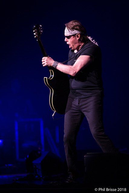 Image de Geroge Thorogood chantant avec guitar électrique