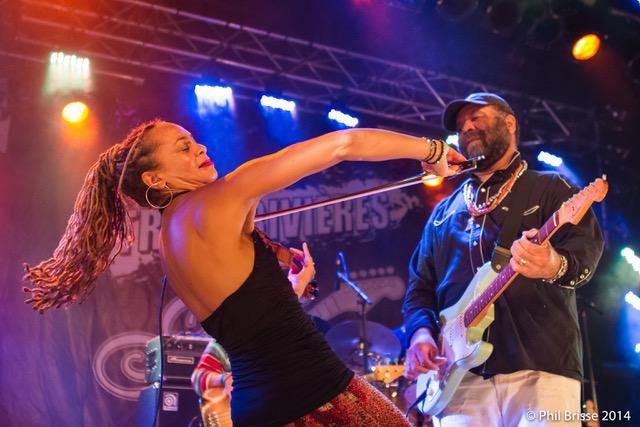 Otis Taylor jouant la guitar avec Anne Harris jouant le violon