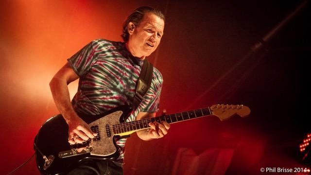 Tommy Castro jouant la guitar