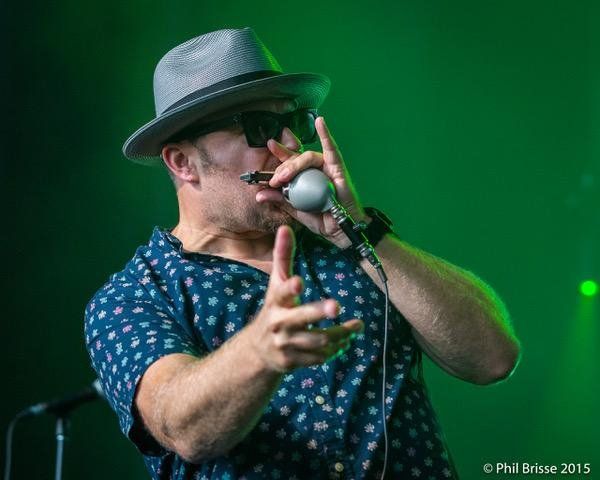 John Nemeth jouant l'harmonica
