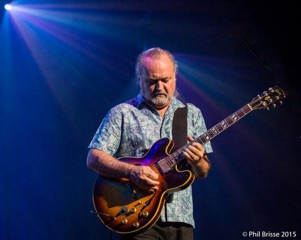 Tinsley Ellis jouant la guitar