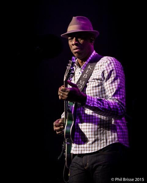 Keb Mo jouant la guitar