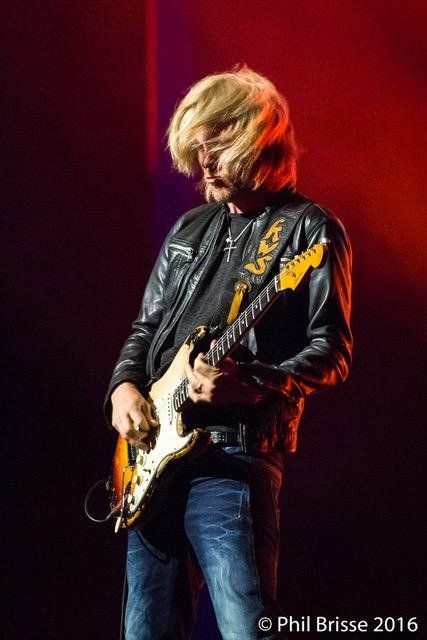 Kenny Wayne Shepherd jouant la guitar