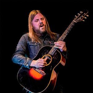 Steve Hill chantant avec une guitare acoustique