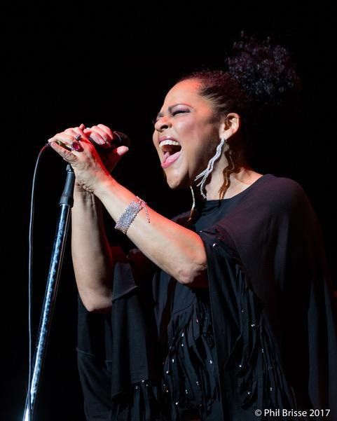 Dawn Tyler Watson serrant son microphone en chantant de tout coeur