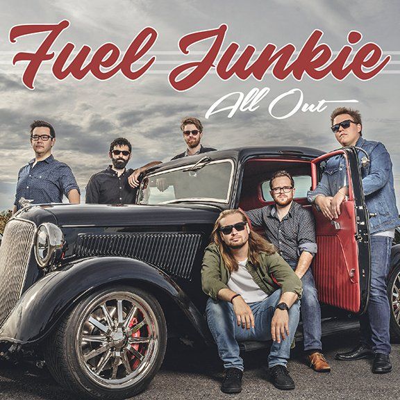 Pochette de l'album All Out de Fuel Junkie étant une photo de vieille voiture et les membres autour de celle-ci