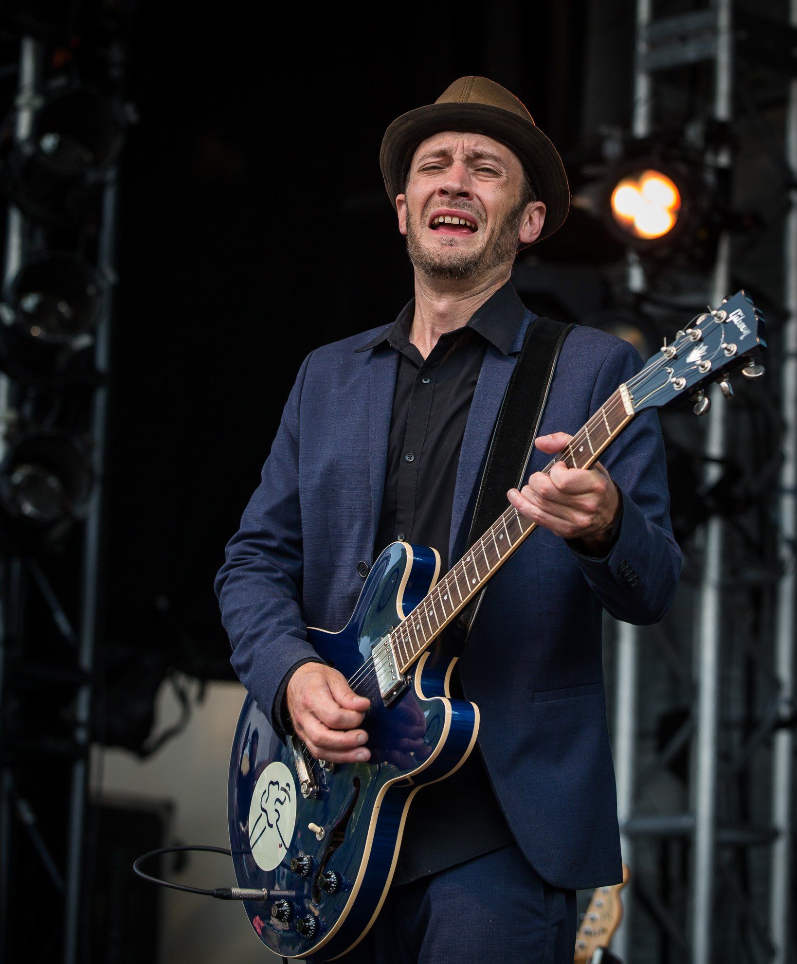 Ben Racine jouant sa guitar sur scène