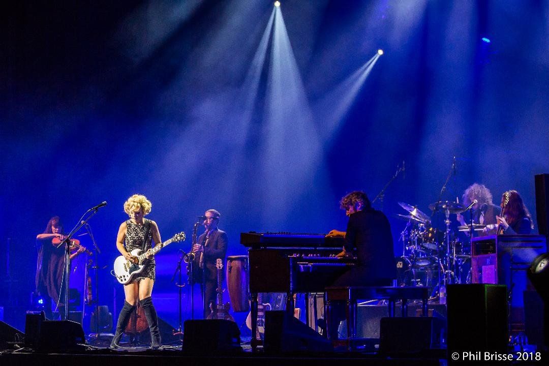 Samantha Fish on stage with piano player and the rest of the band