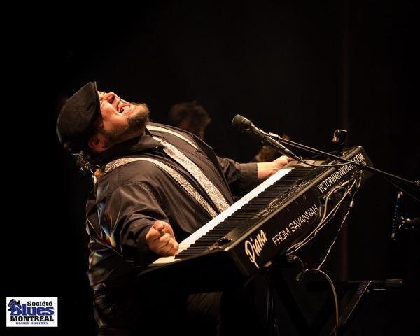 Victor Wainwright chantant et jouant le piano