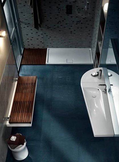 Bagno con pavimento blu