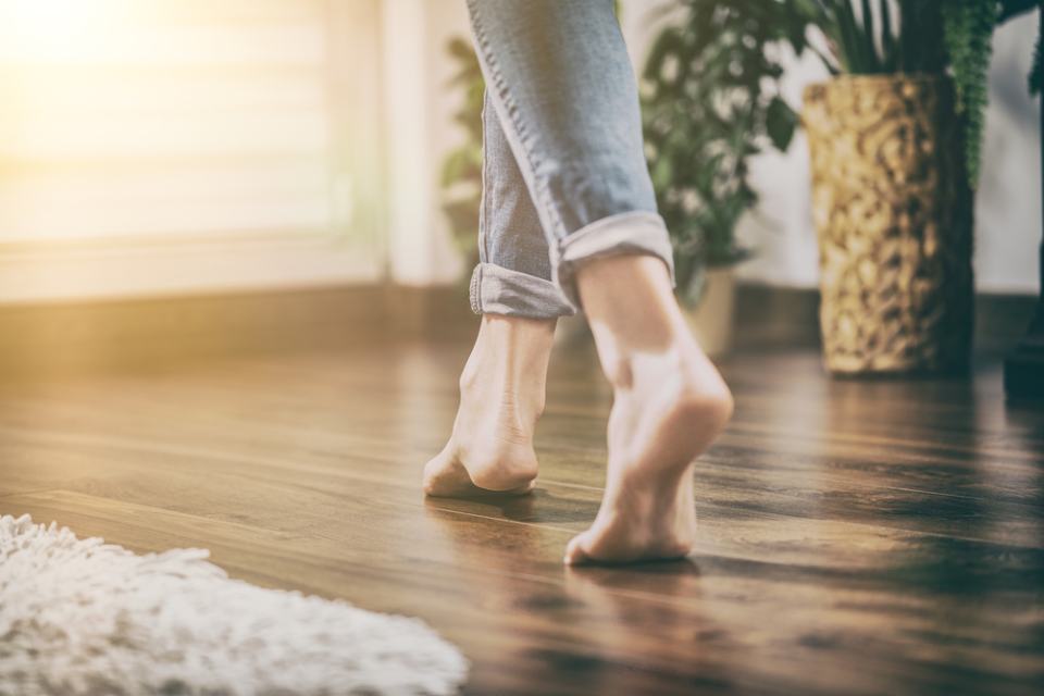 A piedi nudi sul parquet