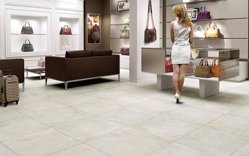 Parquet e divano in negozio