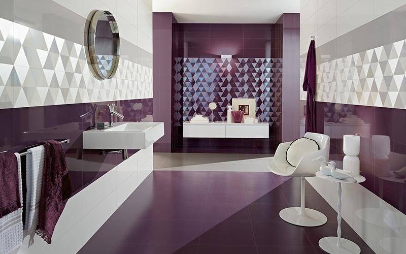 Bagno con ceramiche bianche