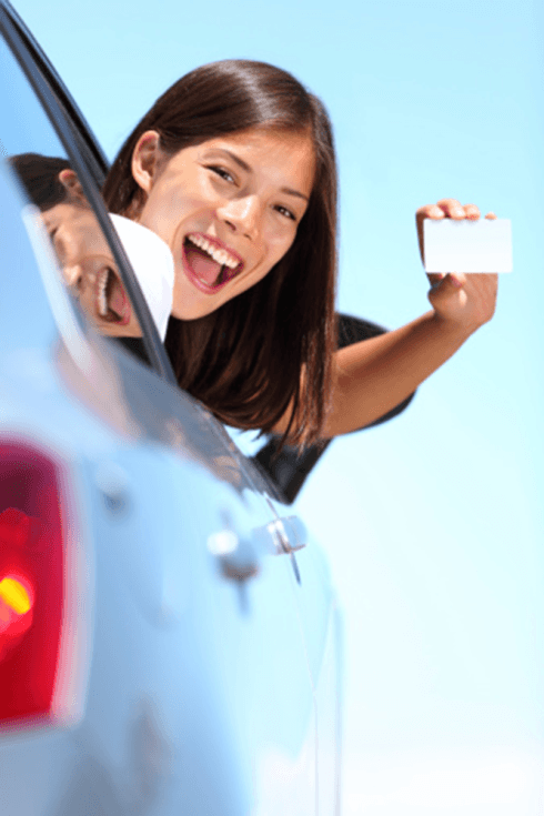 Neopatentata mostra sorridente la sua patente