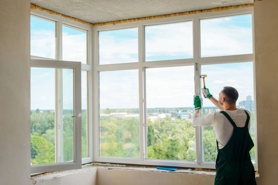 Installazione del vetro in una finestra