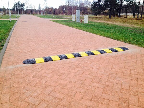 Ceļu un stāvvietu barjeras un velosipēdu novietnes