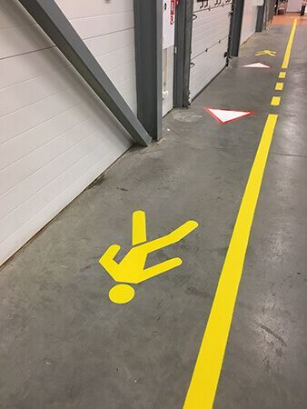 Horizontālo apzīmējumu un labiekārtojuma elementu uzstādīšana- pazemes stāvvietās, noliktavās un industriālās teritorijās