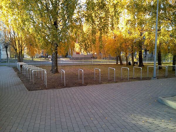 Ceļu un stāvvietu barjeras un velosipēdu novietnes