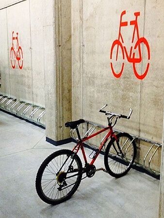 Ceļu un stāvvietu barjeras un velosipēdu novietnes