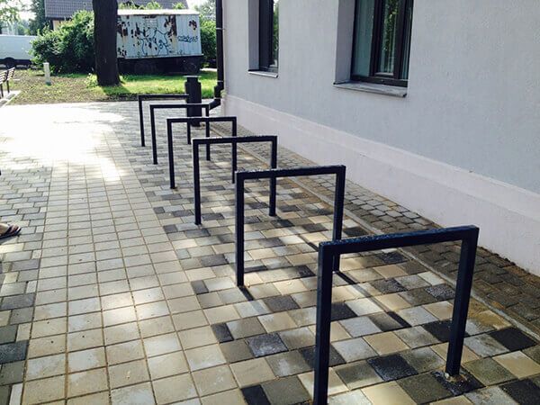 Ceļu un stāvvietu barjeras un velosipēdu novietnes