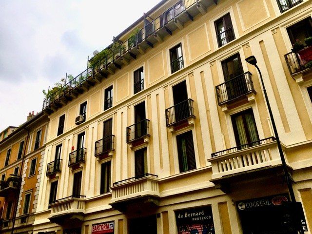 a large building with many windows and balconies has a sign on the side that says ' farmacia '