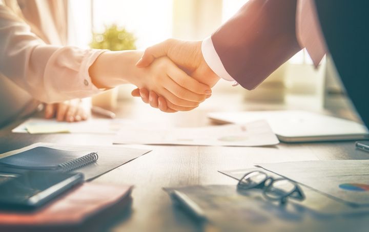 Un professionista che effettua il calcolo delle imposte