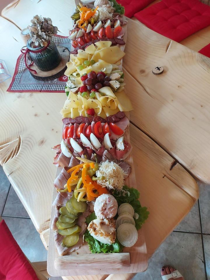 die meterjause im kunstheurigen in graz