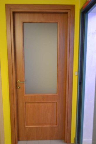 Porta in legno chiaro con vetro