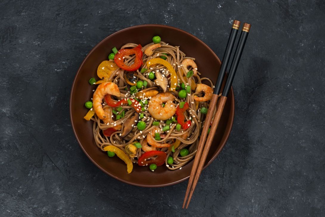 Spaghetti cinesi con verdure e gamberi